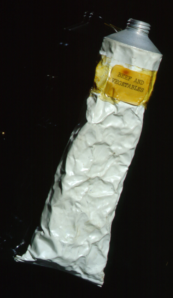 Il tubetto di cibo spaziale dato all'astronauta John Glenn durante la sua missione nel Febbraio 1962.